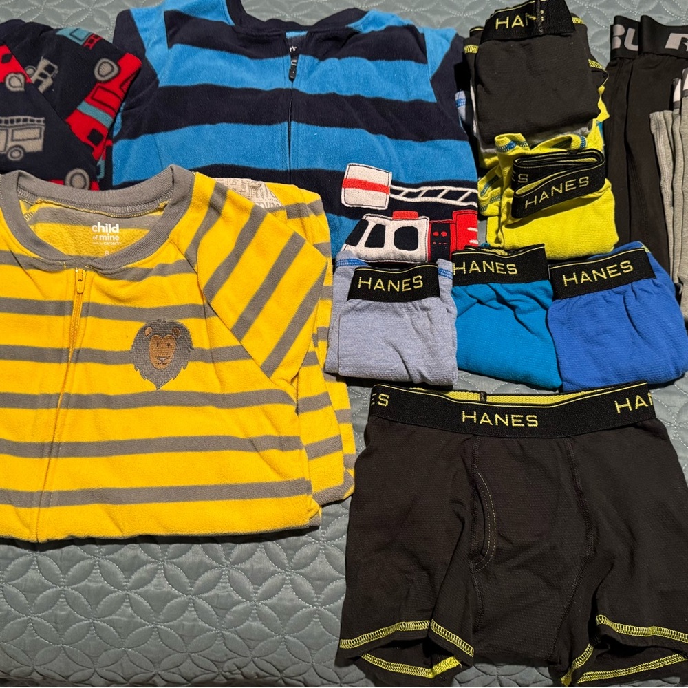 Boys Pajamas & Underwear Hanes Set - 
3 pijamas 
10 boxers
3 sport leggings